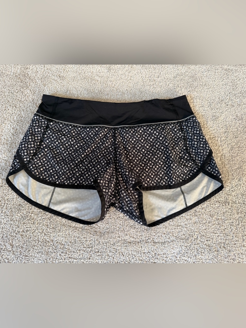 Lululemon Size 6 Speed Short 4-way Stretch 2.5" Freckle Flower Black And White
